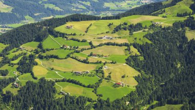 Avusturya 'nın Kitzbuhel Alpleri' nin bir parçası olan Hohe Salve dağından güzel bir manzara.