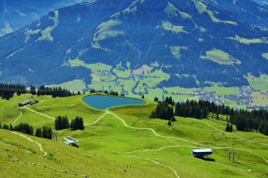 Avusturya 'nın Kitzbuhel Alpleri' nin bir parçası olan Hohe Salve dağından güzel bir manzara.