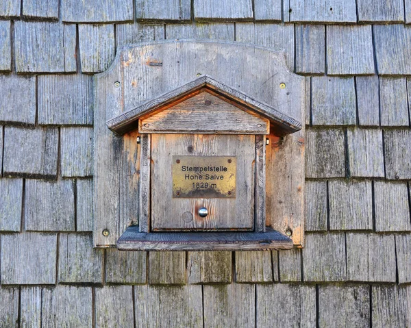1829メートルで木製の箱彼はオーストリアアルプスのピーク山を保存します — ストック写真