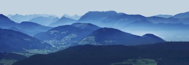 Avusturya 'nın Soell, Tyrol, Avusturya' daki Alp dağlarının mavi panoramik manzarası