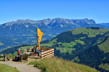 Hochsoell, Tyrol, Avusturya - 25 Ağustos 2016. Avusturya 'nın Kitzbuhel Alpleri' nin bir parçası olan Hohe Salve Dağı 'ndan bir platform.