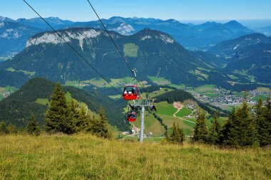 Avusturalya Alp Dağları ve gondol kablo kaldırma ile güzel manzara Soll, Tyrol, Avusturya