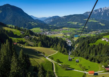 Hohe Salve Alp Dağları ve teleferik kablosuyla Soll, Tyrol, Avusturya 'da güzel bir manzara. Hava görünümü.