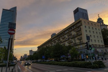 Warshaw, Polonya - 29 Haziran 2018. Polonya 'nın Varşova şehrinde gece görüş ve sokak ulaşımı. 