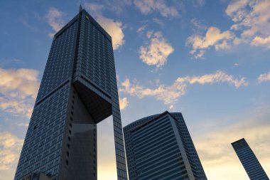 Warshaw, Polonya - 29 Haziran 2018. Polonya 'nın Varşova şehrinde geceleri mimarlık yapıyor. Skykrapers gezisi.