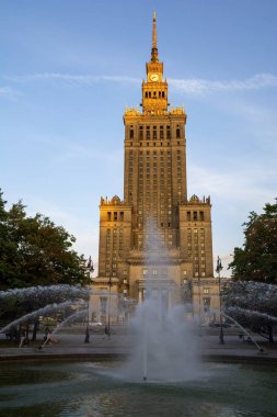 Warshaw, Polonya - 29 Haziran 2018. Swietokrzyski Park, Warshaw City, Polonya 'da Kültür ve Bilim Sarayı ve sokak trafiği ile akşam manzarası
