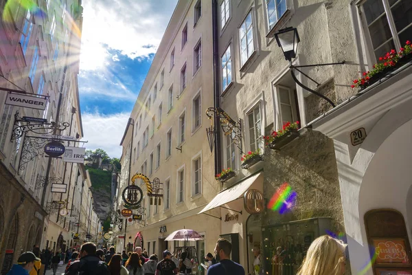 Salzburg Austria July 2017 Tourists Strolling Getreidegasse Famous Shopping Street — Stock Photo, Image