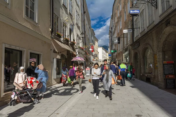 Salzburg Austria Июля 2017 Года Туристы Прогуливаясь Getreidegasse Знаменитая Торговая — стоковое фото