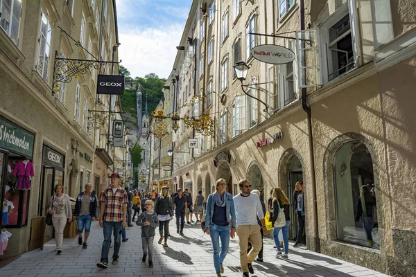 Salzburg Austria July 2017 Tourists Strolling Getreidegasse Famous Shopping Street — Stock Photo, Image