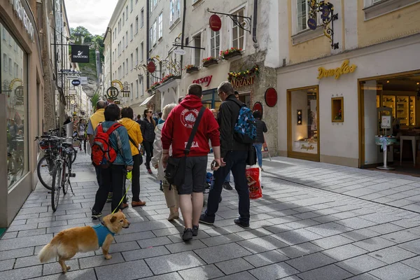 Salzburg Austria July 2017 Tourists Strolling Getreidegasse Famous Shopping Street — Stock Photo, Image