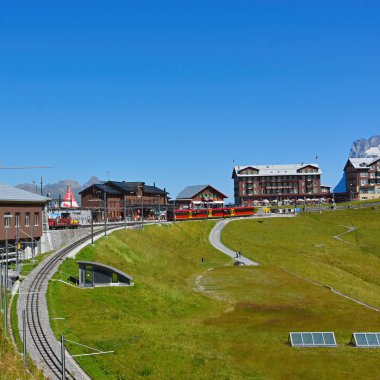 26 Ağustos 2019 'da, SİNZERLAND, GÜLÜYOR. Kleine Scheidegg 'deki tren istasyonu, Bernese Highlands Demiryolu' nun bir parçası, Jungfrau bölgesi, Bernese Oberland, İsviçre. 