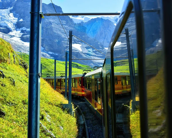 有名なユングフラウ鉄道の歯車赤列車で美しい景色ユングフラウヨーク ヨーロッパのトップ からクラインScheideg ベルネーゼ オーバーランド スイス — ストック写真