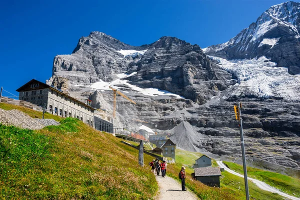 Lauterbrunnen Suiza Agosto 2019 Gente Caminando Estación Tren Eigergletscher Entre —  Fotos de Stock