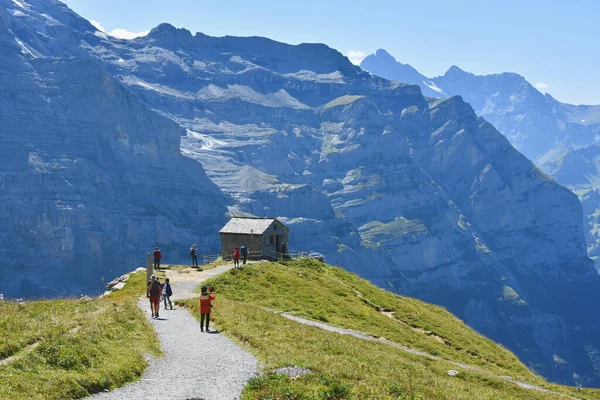 Lauterbrunnen スイス 2019年8月26日 Eigergletscher鉄道駅 Kleine ScheidegとJungwrujoch ヨーロッパのトップ Jungfru鉄道 Bernese Oberlandの間を歩く人々 — ストック写真