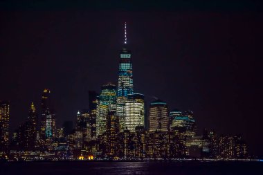 Geceleri New York şehrinin silueti. Hudson Nehri, New York, ABD, Amerika. 