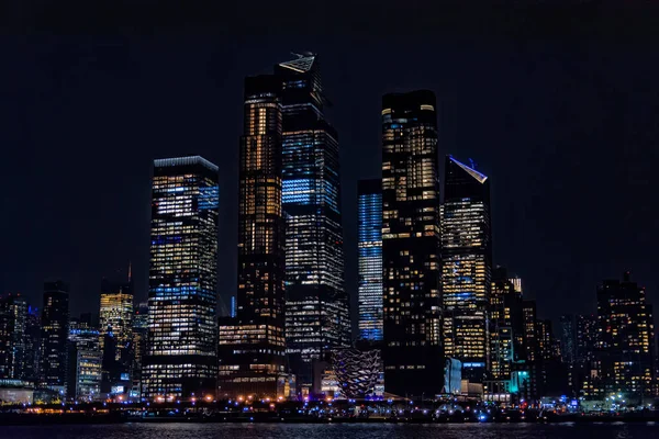 Geceleri New York şehrinin silueti. Hudson Nehri, New York, ABD, Amerika. 