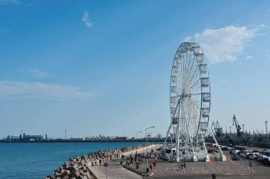 Constanta, Romanya - 5 Temmuz 2020. Köstence limanı ve Romanya 'nın Karadeniz kentinde Panoramik Feribot Tekerleği