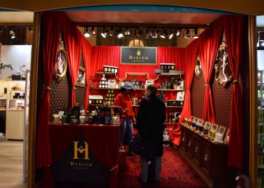 New York, ABD - 5 Aralık 2019. Harlem Candle mağazası, kokulu mumlar konusunda uzmanlaşmış lüks bir ev parfümü markası, Grand Central Terminal banliyö demiryolu terminalinde 42. cadde ve Manhattan, New York 'ta Park Avenue' da yer alan.