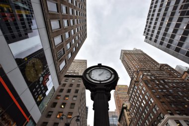 New York, ABD - 5 Aralık 2019. Midtown Manhattan 'daki Beşinci Cadde mimarisi, New York City, ABD. 