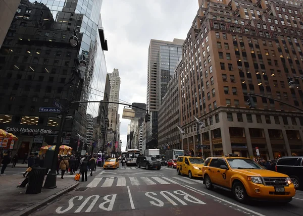 New York, ABD - 5 Aralık 2019. Midtown Manhattan, New York City, ABD 'de Beşinci Cadde sokak manzarası. 