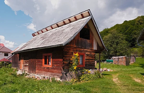 Romanya 'nın Maramures kentindeki geleneksel ahşap ev