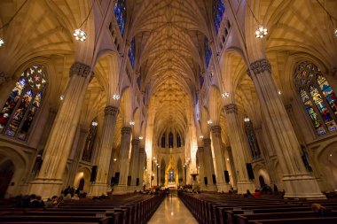 New York City, ABD - 6 Aralık 2019. St. Patrick Katedrali 'nin içi. Manhattan, New York' taki neogotik Roma katedrali.. 