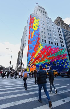 New York City, ABD - 6 Aralık 2019. Louis Vuitton Noel vitrinleri 5. Cadde, Manhattan, NYC .