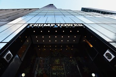 New York City, ABD - 6 Aralık 2019. Trump Tower gökdelenin 5. caddedeki girişi. Manhattan, New York, Trump organizasyonunun merkezi..