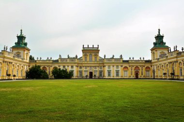 Varşova, Polonya - 28 Haziran 2018. Polonya, Varşova 'daki Wilanow Kraliyet Sarayı' nın ön görüntüsü