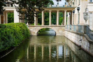 Polonya 'nın Varşova kentindeki Lazienki Parkı' nda bulunan Ada 'daki Saray, aynı zamanda hamam sarayı olarak da bilinir.
