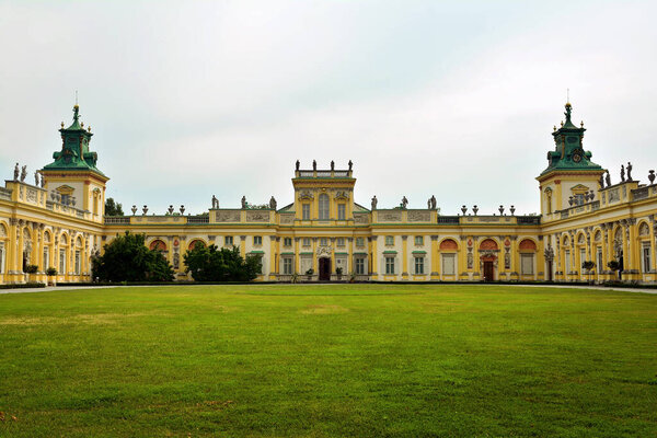 Варшава, Польша - 28 июня 2018 года. Вид на королевский дворец Виланов в Варшаве, Польша