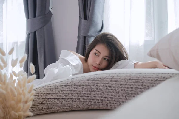 Triest Aziatische Vrouw Slapen Bed Woonkamer — Stockfoto