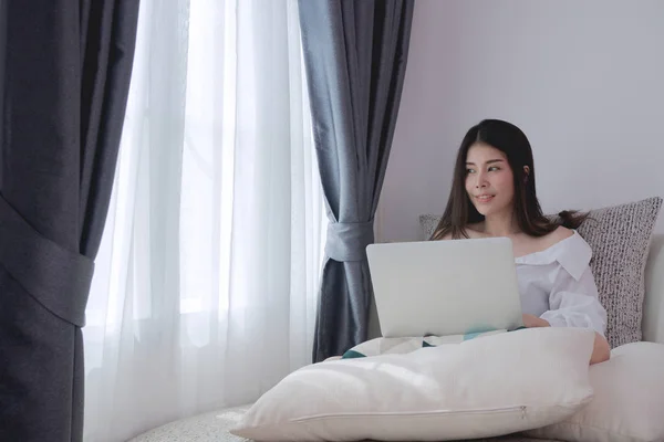 Smiley Gezicht Jonge Aziatische Vrouw Denken Het Gebruik Van Laptop — Stockfoto