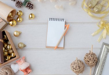 Noel kompozisyon. Noel hediyesi, domuz Çince Zodyak ve Not defteri kağıt ahşap beyaz arka plan üzerinde boş ekran. üstten görünüm, kopya alanı.