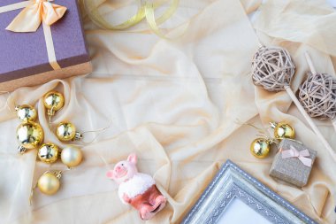 Noel kompozisyon. Noel hediyesi, domuz Çince Zodyak ve ahşap masa örtüsü kağıda Not defteri boş ekran arka plan doku. üstten görünüm, kopya alanı.