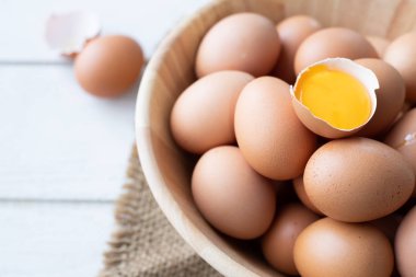 sepette yumurta mutfak ahşap masa ile yakın çekim. Ptable için göster.