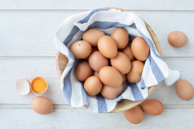 Ahşap mutfak masasında sepeti, kopya alanı, üst tablo görünümünden üzerinde yumurta ile.