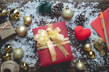 Noel hediye kutusu ahşap masa doku arka plan Christmas kompozisyonu üzerinde. Merry Christmas kutlama kavramı.