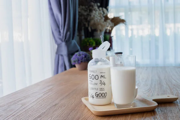 Holztisch Mit Glas Milch Und Retro Wecker Wohnzimmer Frontsichttisch — Stockfoto