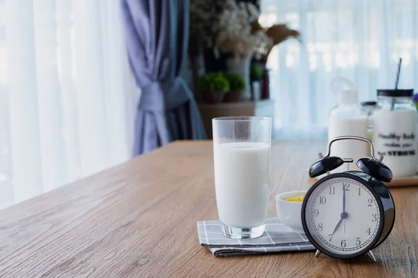 Bord Trä Med Glas Mjölk Och Retro Väckarklocka Vardagsrummet Främre — Stockfoto