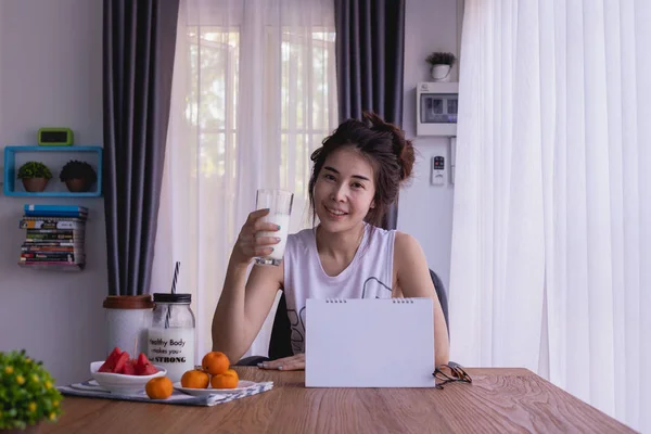 Frukostbordet Med Ung Asiatisk Kvinna Dricker Lite Mjölk Vardagsrummet Smiley — Stockfoto