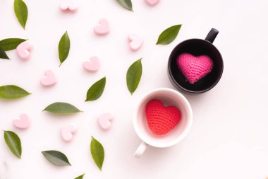 Beyaz arka plan, Sevgililer günü arka plan, üstten görünüm aşık çift Kupası.