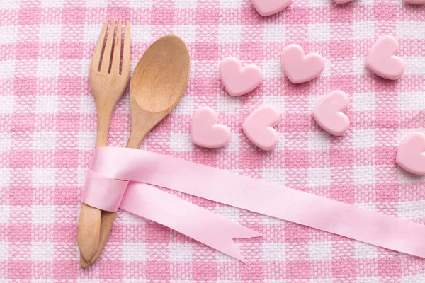 Lepel Vork Roze Tafelkleed Valentijnsdag Achtergrond — Stockfoto