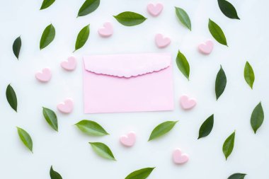 izole beyaz zemin üzerine pembe mektup ve yaprak çerçeve.