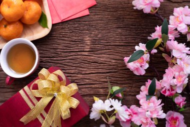 Çin yeni yılı kompozisyon ahşap masa, üstten görünüm ayarla.