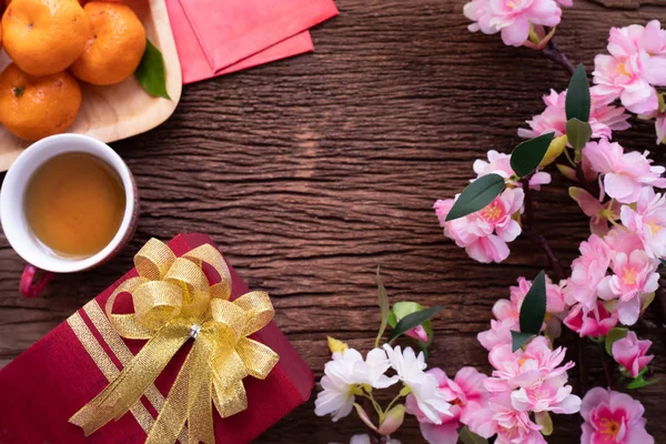 Çin yeni yılı kompozisyon ahşap masa, üstten görünüm ayarla.