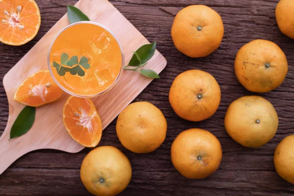 木製テーブル 上面のガラスの冷たいオレンジ ジュース — ストック写真