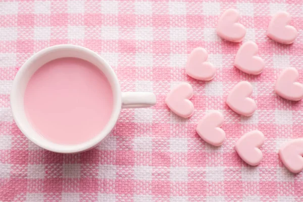Φλιτζάνι Φράουλες Γάλα Ροζ Καρδιά Σχήμα Ένα Ροζ Τραπεζομάντηλο Υφή — Φωτογραφία Αρχείου