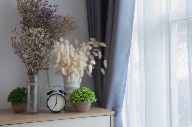 ahşap masa dekorasyon çiçekler beyaz perde pencere doku arka planda, kopya alanı ile.