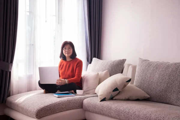 Mooie Huisvrouw Thuis Zitten Bank Met Behulp Van Laptop Hebbend — Stockfoto